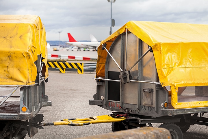 Bâche de protection pour transport de bagages dans un aéroport