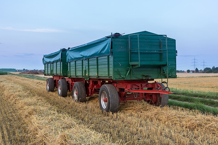 Bâche de protection pour benne agricole