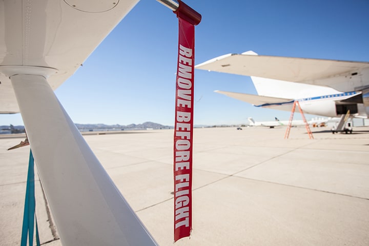 Flamme de signalisation Remove before flight