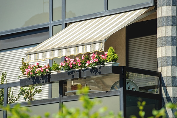 Toile store extérieur sur balcon