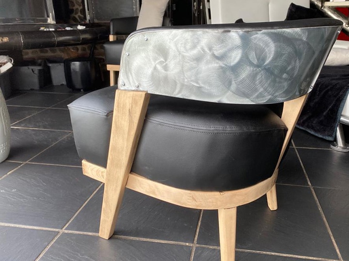 Rénovation de fauteuils avec mousse type HR 40 usinée à la forme et housse en simili