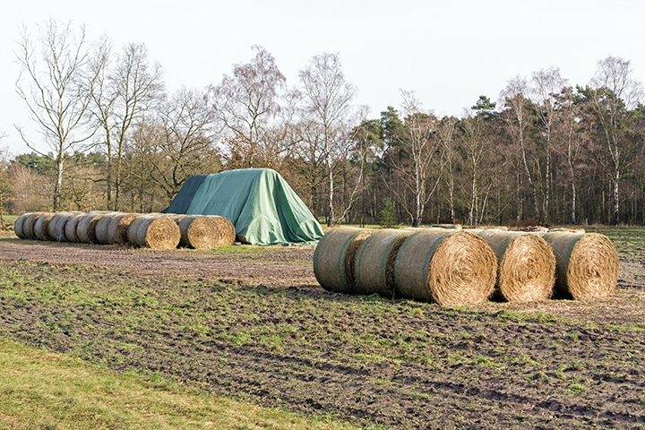 Bâche de protection pour foin